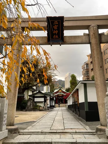 鳥居をくぐる、古都の静寂