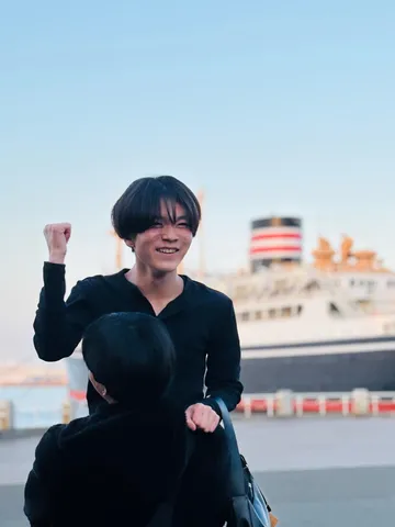 青空と勝利のポーズ