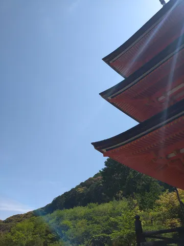 朱色の五重塔と緑の山並み