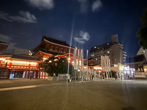 夜に浮かぶ、光と影の寺院