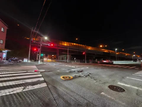 夜の交差点と光の線路
