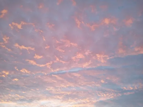 儚くも鮮やかな雲のグラデーション