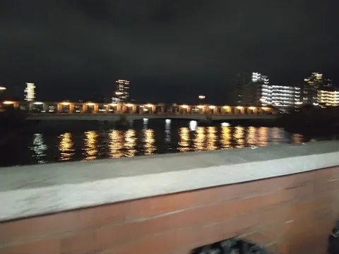 夜景に映る水面の光