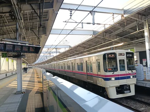 陽光降り注ぐ駅のホーム