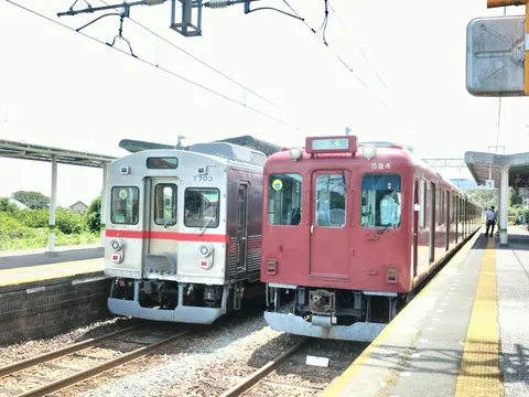 並走する二つの電車
