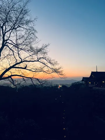 夕暮れに浮かぶ古都の灯