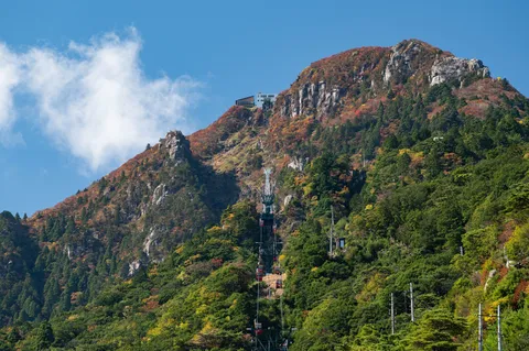 錦秋の峰を駆けるゴンドラ