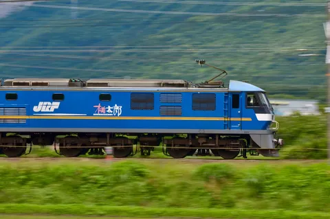 風を切る青い機関車