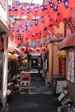 提灯と旗が彩る路地裏