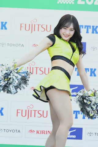 弾ける笑顔と鮮やか衣装