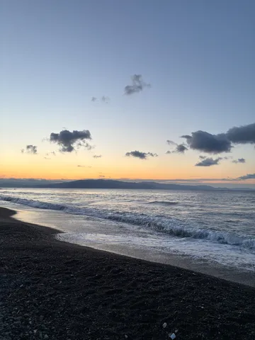 夜明け前の静かな波打ち際