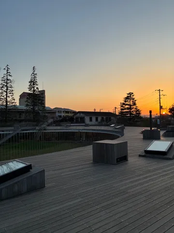 夕暮れのテラス、空と木々のコントラスト