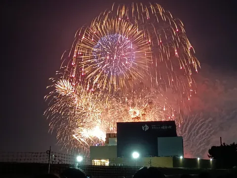 夜空を彩る、昇りゆく光の絨毯