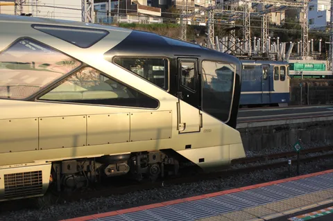 スタイリッシュ車両、チラ見せ対決