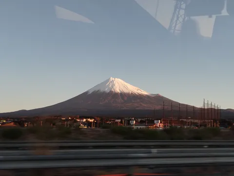 雪化粧の富士山、夕暮れの静寂
