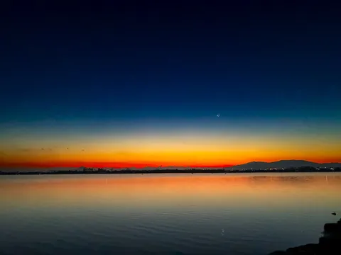 夕暮れと水面の静寂