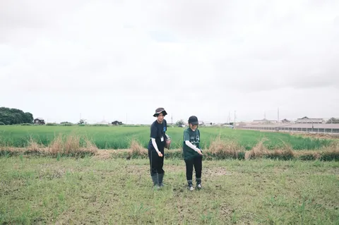 田園に響く、二人の静かな時間