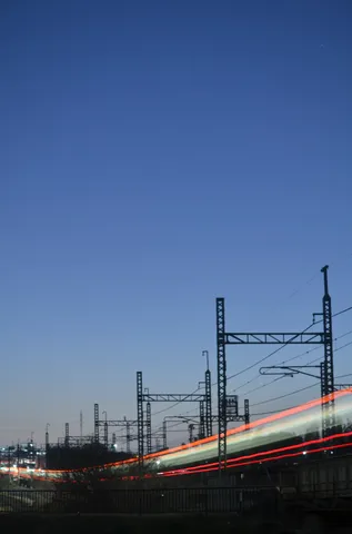 夜空を駆ける光の軌跡