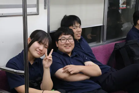 車窓に映る、若き日のひととき