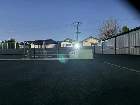 静寂に包まれた夜のプールサイド