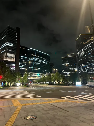 都会の夜景、交差点を照らす光
