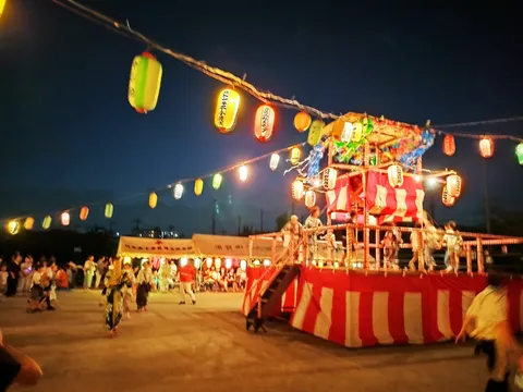 提灯が彩る夏の夜祭り