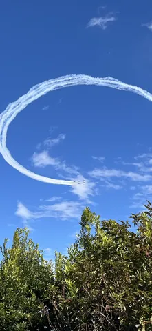 青空に描かれた白い輪っか