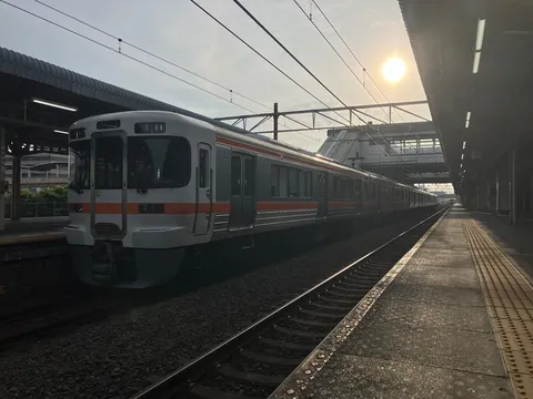 朝焼けと電車