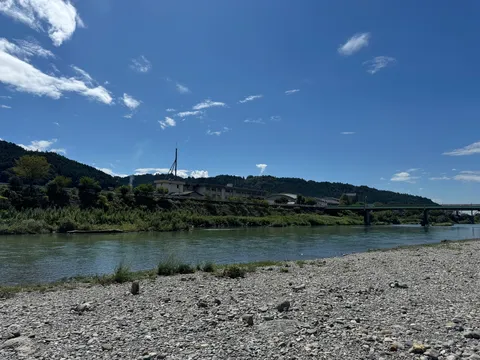 河川と橋の静かな日