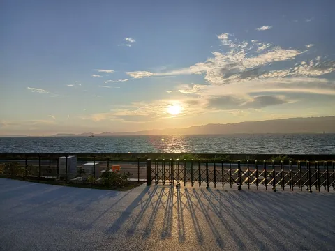 夕景と影の潮風