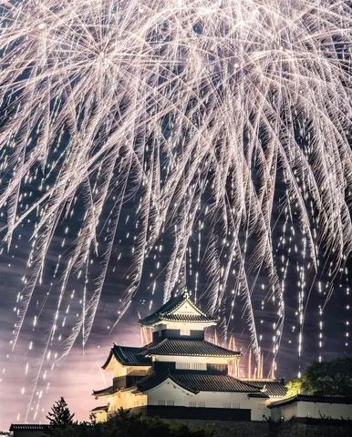 天空の華、古城を照らす
