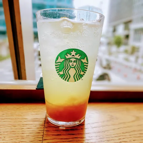 都会の窓辺で涼む一杯