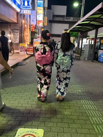 夏の夜、浴衣で小道散歩