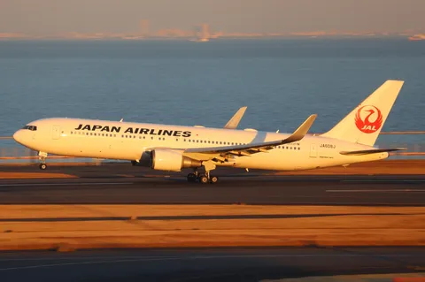 夕陽に染まるJAL機