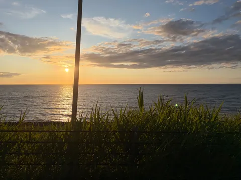 夕暮れの海に揺れる静かな詩