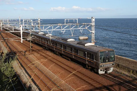 海辺を走る列車の光景