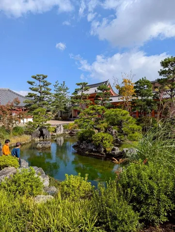 静寂の庭園、水面に映る空