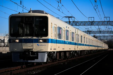 夕暮れを駆ける、青き線路の旅人