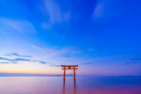 水上の鳥居、藍色に染まる空