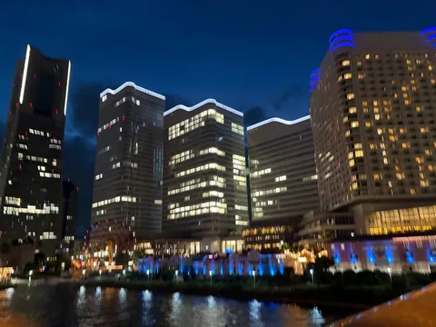 夜景に煌めく水面、都会の宝石箱