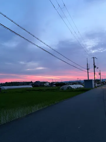 夕暮れの空と田んぼ道