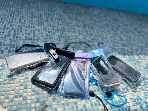 水辺のスマートフォンたち