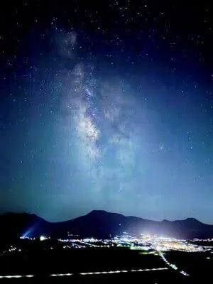 天の川と街灯の境界線