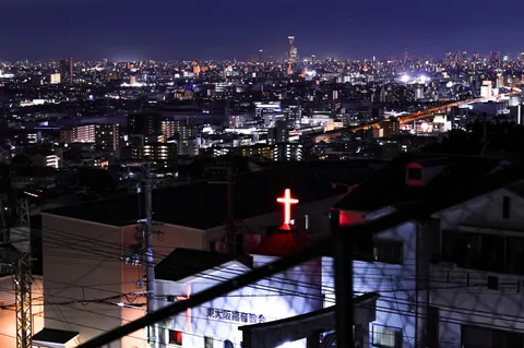 夜景に浮かぶ、希望の光