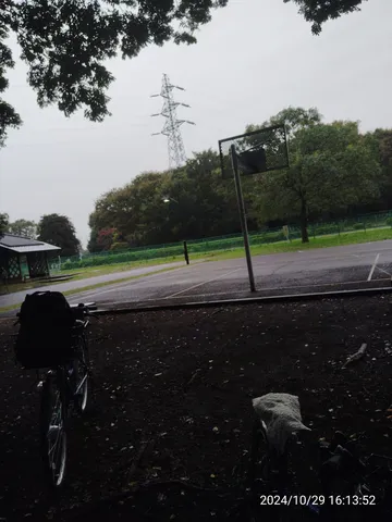 静かな公園のコートと影