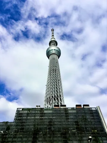 空とタワーのコントラスト