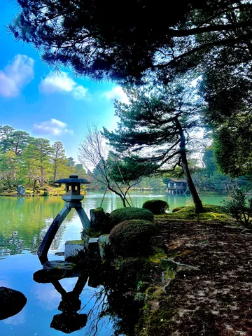 静寂の庭園、水鏡に映る