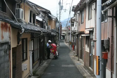 郵便配達員の日常、路地裏の風景