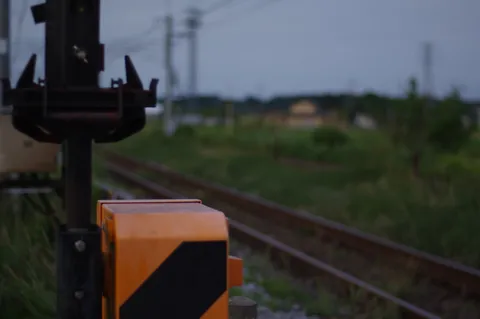 夕暮れの線路、静寂の誘い