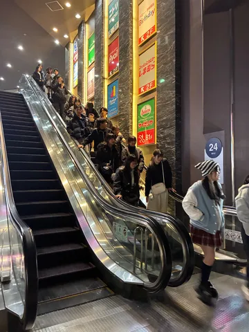 煌めく壁と人の波